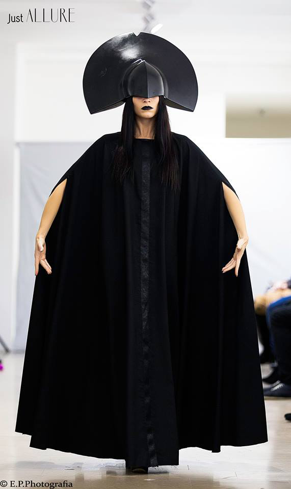 masque noir modern avant garde rond costume fashion show