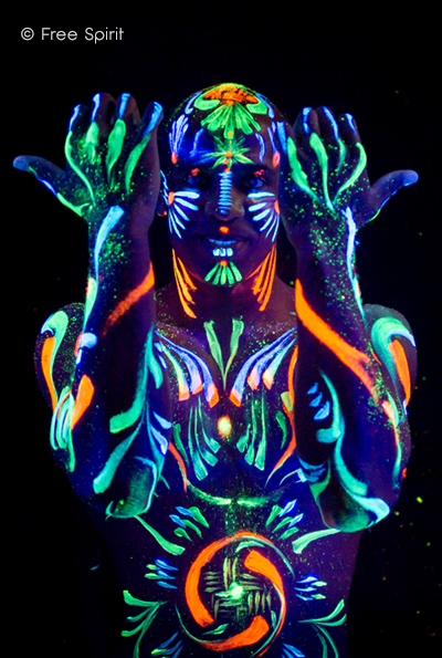 Black light body painting lumière noir glow face painting